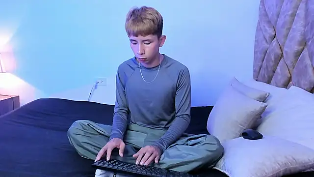 Hyunjin Son online show from 12/21/25, 03:47