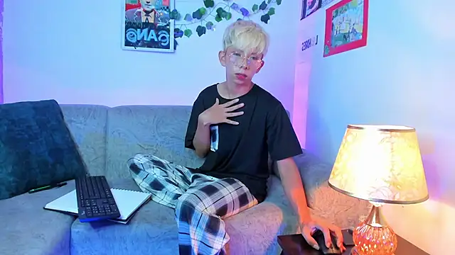 Hyunjin Son online show from 03/16/26, 05:05