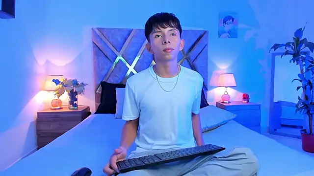 Hyunjin Son online show from 10/17/25, 11:28