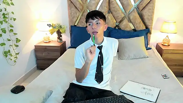 Hyunjin Son online show from 10/10/25, 07:04