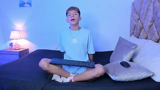 Hyunjin Son online show from 12/20/25, 03:26