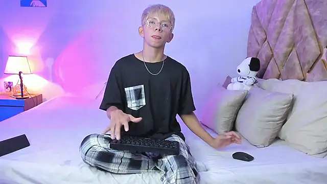 Hyunjin Son online show from 01/12/26, 05:42