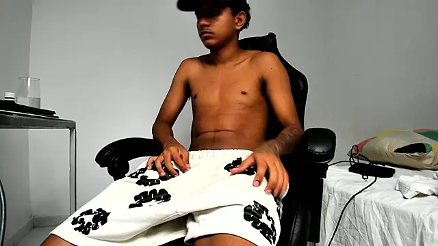 Snapshot of alluringangel0 chatting on 10/23/25, 06:12 alluringangel0 online show from 10/23/25, 06:12