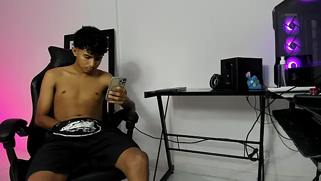 Snapshot of alluringangel0 chatting on 09/09/25, 04:44 alluringangel0 online show from 09/09/25, 04:44