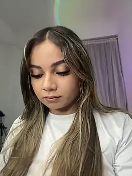 Snapshot of AnnyLopezzz_ chatting on 09/24/25, 05:47 AnnyLopezzz online show from 09/24/25, 05:47