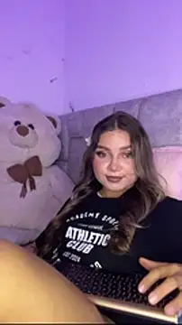 Snapshot of AnnyLopezzz_ chatting on 12/19/25, 03:21 AnnyLopezzz online show from 12/19/25, 03:21