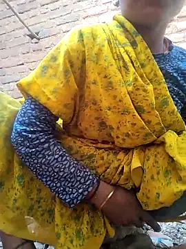 Snapshot of Idhika_Handoo chatting on 04/17/26, 04:15 Idhika Handoo online show from 04/17/26, 04:15