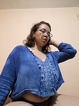 Snapshot of BarbaraLeython1 chatting on 11/18/25, 10:13 BarbaraLeython1 online show from 11/18/25, 10:13