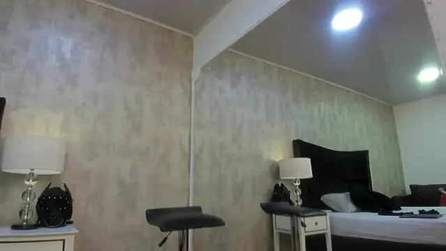 Snapshot of BarbaraLeython1 chatting on 11/24/25, 02:39 BarbaraLeython1 online show from 11/24/25, 02:39