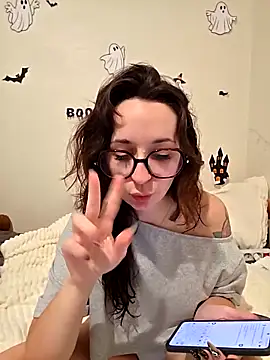 Snapshot of CornetDeGlace chatting on 11/05/25, 04:10 CornetDeGlace online show from 11/05/25, 04:10