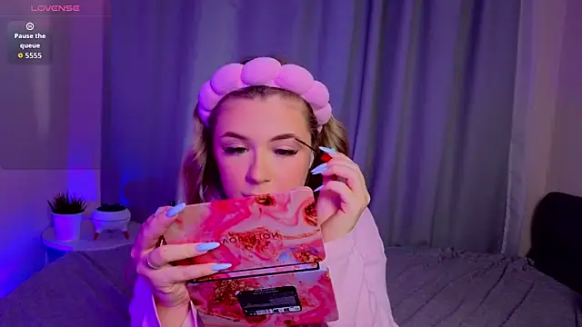 Snapshot of AliaBuerstatte chatting on 11/13/25, 07:07 AliaBuerstatte online show from 11/13/25, 07:07