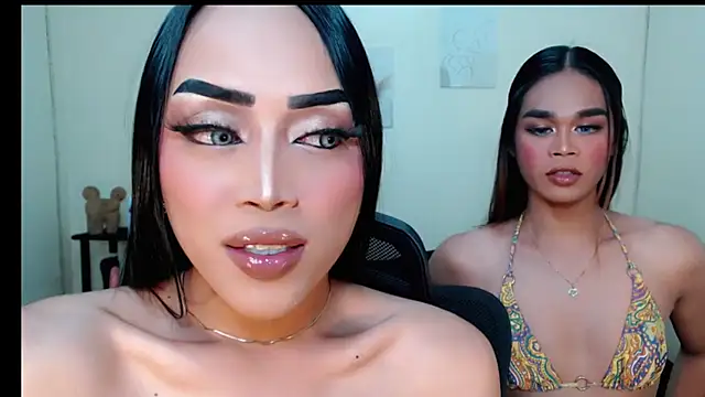 Snapshot of Lessandra_Lust chatting on 09/22/25, 04:24 Lessandra Lust online show from 09/22/25, 04:24