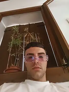 Snapshot of David_leons chatting on 05/25/26, 10:14 David leons online show from 05/25/26, 10:14