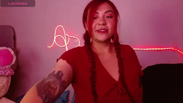 Snapshot of aria-dark chatting on 12/19/25, 11:23 aria-dark online show from 12/19/25, 11:23