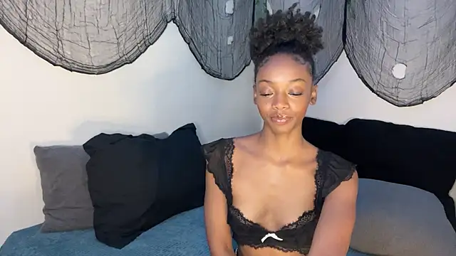 Trixie luv1 online show from 10/11/25, 12:39