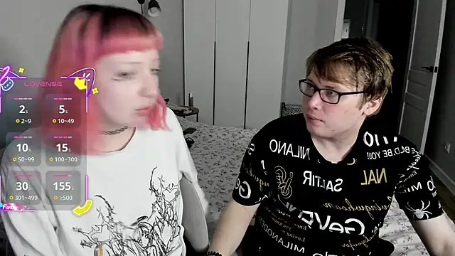 Snapshot of Couple_Molly chatting on 10/15/25, 04:48 Couple Molly online show from 10/15/25, 04:48