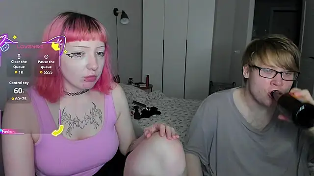 Snapshot of Couple_Molly chatting on 10/16/25, 04:15 Couple Molly online show from 10/16/25, 04:15