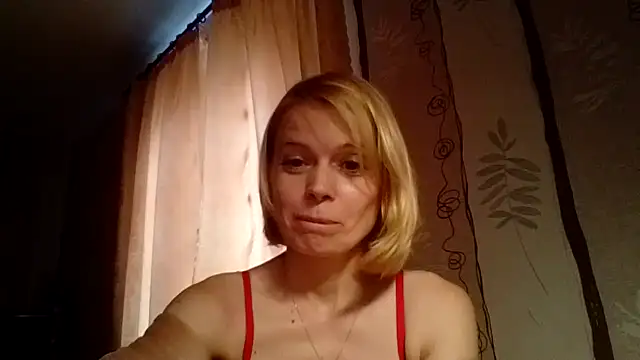 LiluXRose online show from 10/13/25, 10:39