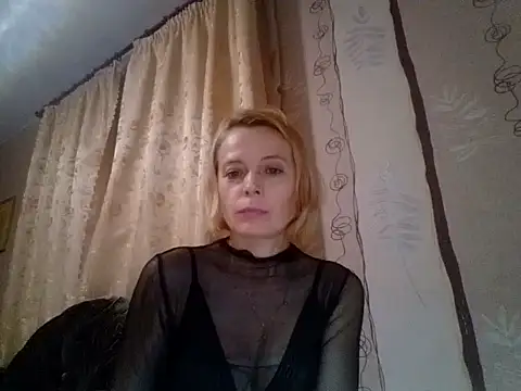 LiluXRose online show from 10/26/25, 08:42