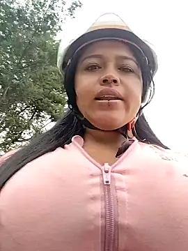 Snapshot of -Mia1 chatting on 09/29/25, 01:39 -Mia1 online show from 09/29/25, 01:39