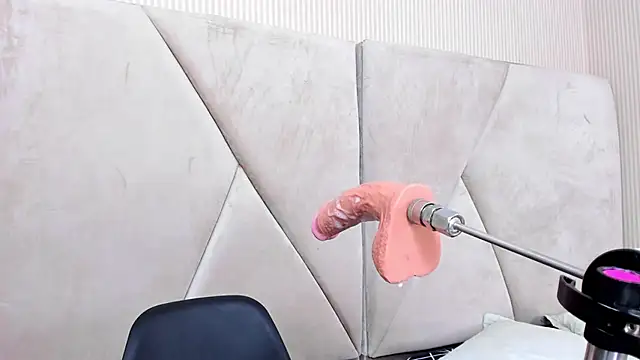 Snapshot of Victoriia_Queen chatting on 11/15/25, 08:35 Victoriia Queen online show from 11/15/25, 08:35