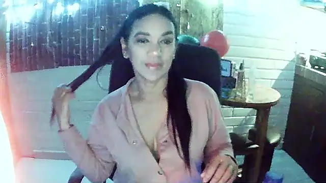 MiiaVelasquez online show from 12/05/25, 04:22