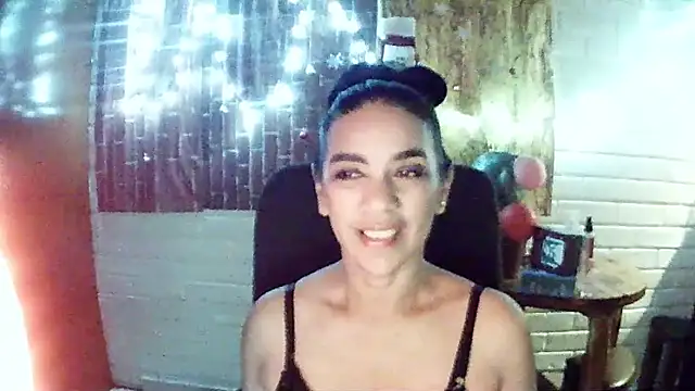 MiiaVelasquez online show from 12/23/25, 04:23