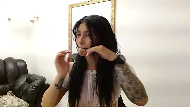 Snapshot of louis_k chatting on 03/18/25, 05:33 louis k online show from 03/18/25, 05:33