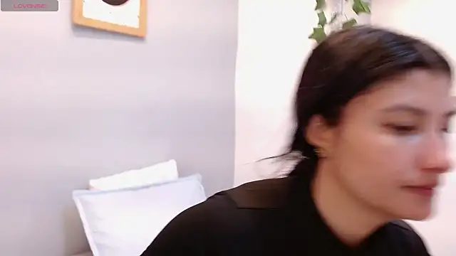Snapshot of louis_k chatting on 06/19/26, 11:27 louis k online show from 06/19/26, 11:27