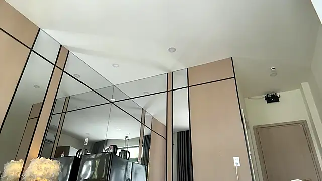 LezlieGreet online show from 11/28/25, 04:23