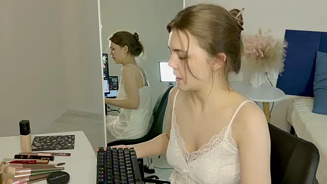 LeksaLove online show from 10/28/25, 05:56