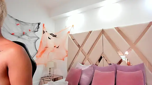 cloemorwen online show from 10/31/25, 09:54