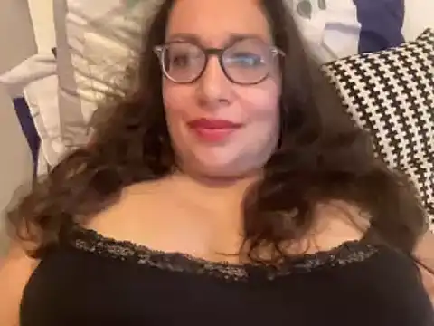 Snapshot of RosaFreya chatting on 09/25/25, 11:05 RosaFreya online show from 09/25/25, 11:05