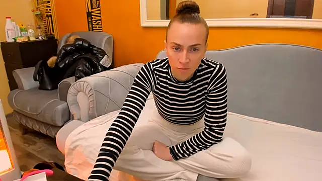 Snapshot of Roxee33 chatting on 11/17/25, 08:46 Roxee33 online show from 11/17/25, 08:46