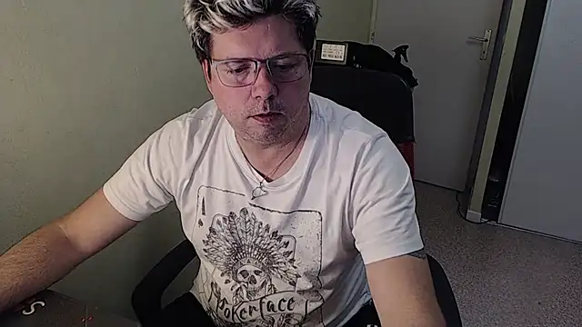 Snapshot of blueandwhite1 chatting on 01/08/25, 03:39 blueandwhite1 online show from 01/08/25, 03:39