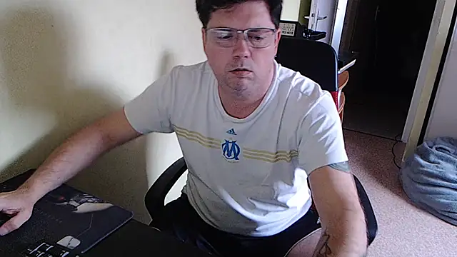 Snapshot of blueandwhite1 chatting on 02/21/25, 03:32 blueandwhite1 online show from 02/21/25, 03:32