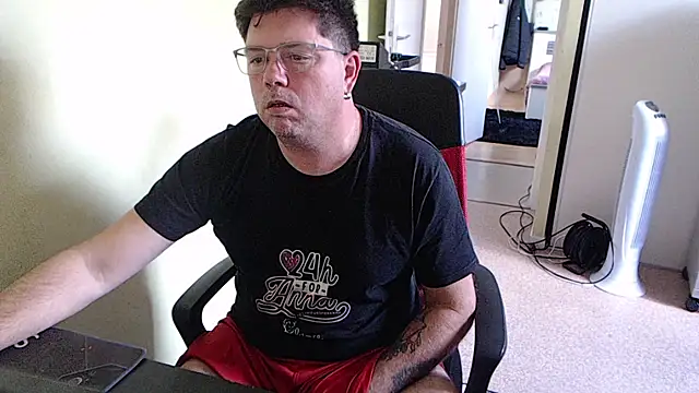 Snapshot of blueandwhite1 chatting on 10/22/25, 03:00 blueandwhite1 online show from 10/22/25, 03:00