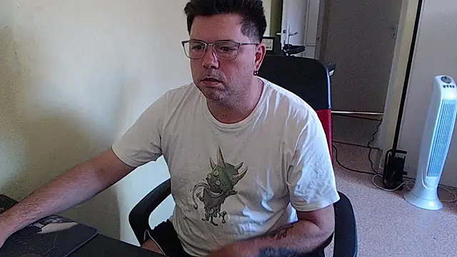 Snapshot of blueandwhite1 chatting on 09/17/25, 07:32 blueandwhite1 online show from 09/17/25, 07:32