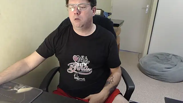 Snapshot of blueandwhite1 chatting on 03/08/25, 08:44 blueandwhite1 online show from 03/08/25, 08:44