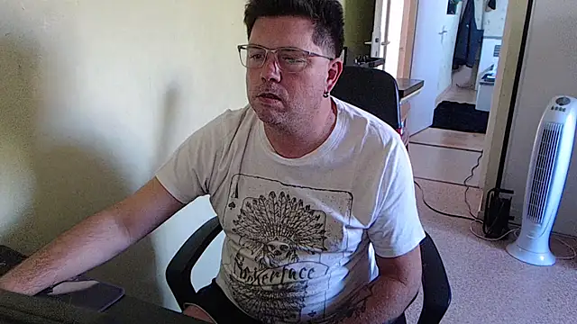 Snapshot of blueandwhite1 chatting on 09/18/25, 02:20 blueandwhite1 online show from 09/18/25, 02:20