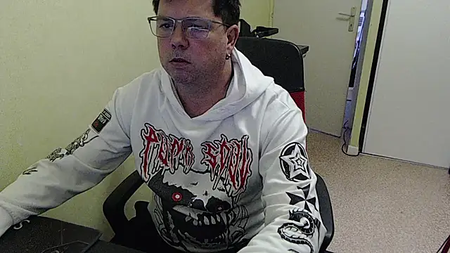 blueandwhite1 online show from 11/18/25, 03:48