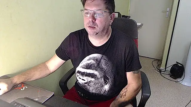 Snapshot of blueandwhite1 chatting on 11/01/25, 08:52 blueandwhite1 online show from 11/01/25, 08:52