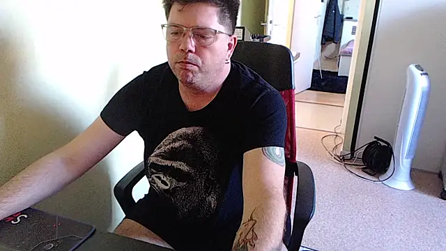 Snapshot of blueandwhite1 chatting on 10/16/25, 03:20 blueandwhite1 online show from 10/16/25, 03:20