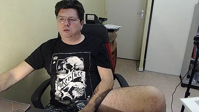 blueandwhite1 online show from 12/15/25, 04:57