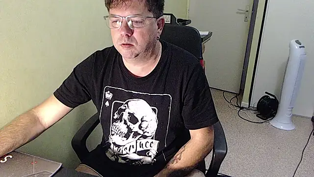 blueandwhite1 online show from 11/11/25, 08:31