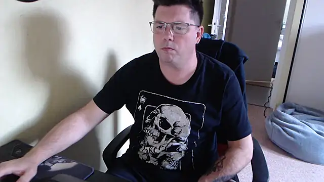 Snapshot of blueandwhite1 chatting on 03/11/25, 03:34 blueandwhite1 online show from 03/11/25, 03:34