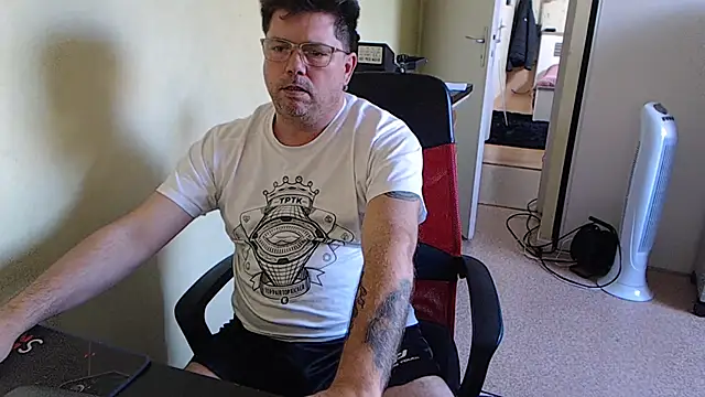 Snapshot of blueandwhite1 chatting on 10/18/25, 09:22 blueandwhite1 online show from 10/18/25, 09:22