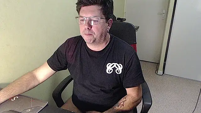 blueandwhite1 online show from 12/05/25, 03:32