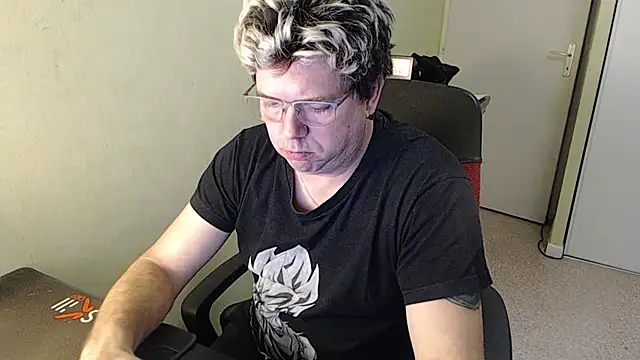 Snapshot of blueandwhite1 chatting on 01/27/25, 04:43 blueandwhite1 online show from 01/27/25, 04:43