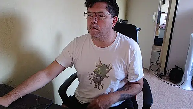 Snapshot of blueandwhite1 chatting on 10/11/25, 07:09 blueandwhite1 online show from 10/11/25, 07:09